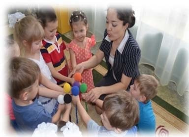 Психолог с детьми в детском саду на занятии