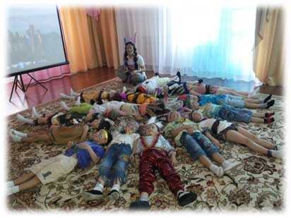 Дети лежат на полу в детском саду
